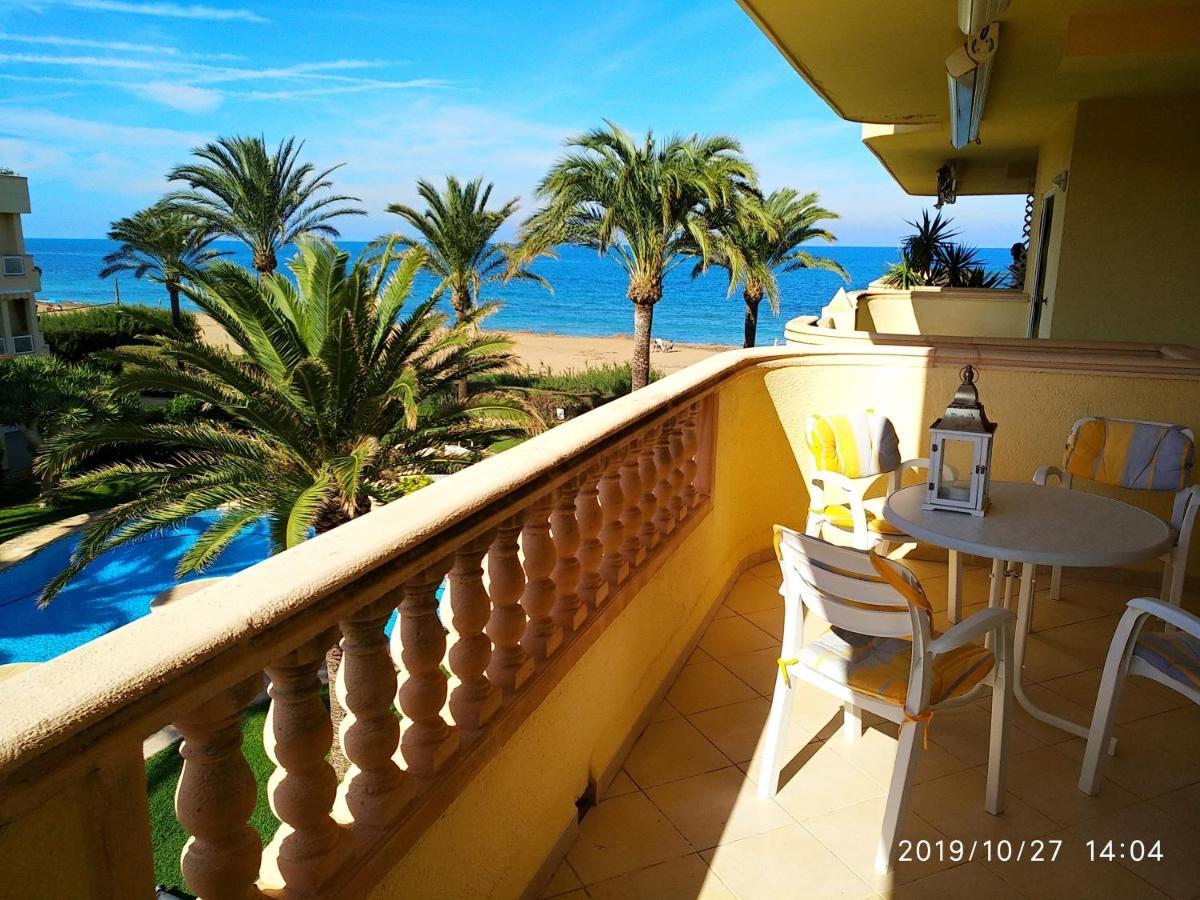 Estupendo apartamento en primera línea de playa y con vistas al mar Dénia Exterior foto